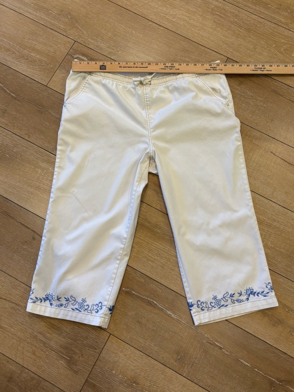 Erika Blue Floral Embroidered White Capri Pants - Size Large - Picture 5 of 9